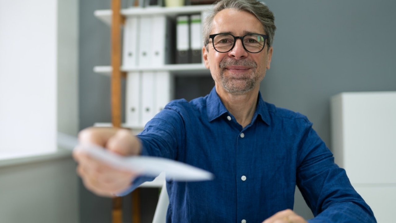 Asesor laboral entregando documentación sobre la cotización de las pagas extras